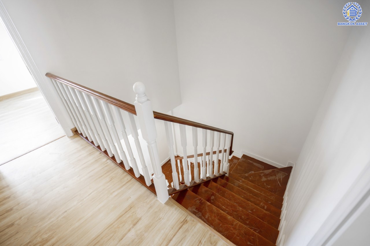 บ้านมือสองตกแต่งใหม่ ม.พลัสซิตี้พาร์ค เกษตร-งามวงศ์วาน ทาวน์โฮม 3 ชั้น ตอบโจทย์ทุกการอยู่อาศัย เนื้อที่ 23.4 ตร.ว. ฟังก์ชัน 3 ห้องนอน 4 ห้องน้ำ 2 ที่จอดรถ (ห้องนอนทุกห้องมีห้องน้ำในตัว) เดินทางสะดวกสบายบนทำเลใจกลางเมือง เข้าออกได้ 3 เส้นทาง ได้แก่ ถ.วิภาวดี ถ.งามวงศ์วาน ถ.ประชาชื่น ใกล้ ม.เกษตร, เดอะมอลล์งามวงศ์วาน และรถไฟฟ้าสายสีเขียว "สถานีมหาวิทยาลัยเกษตรศาสตร์"